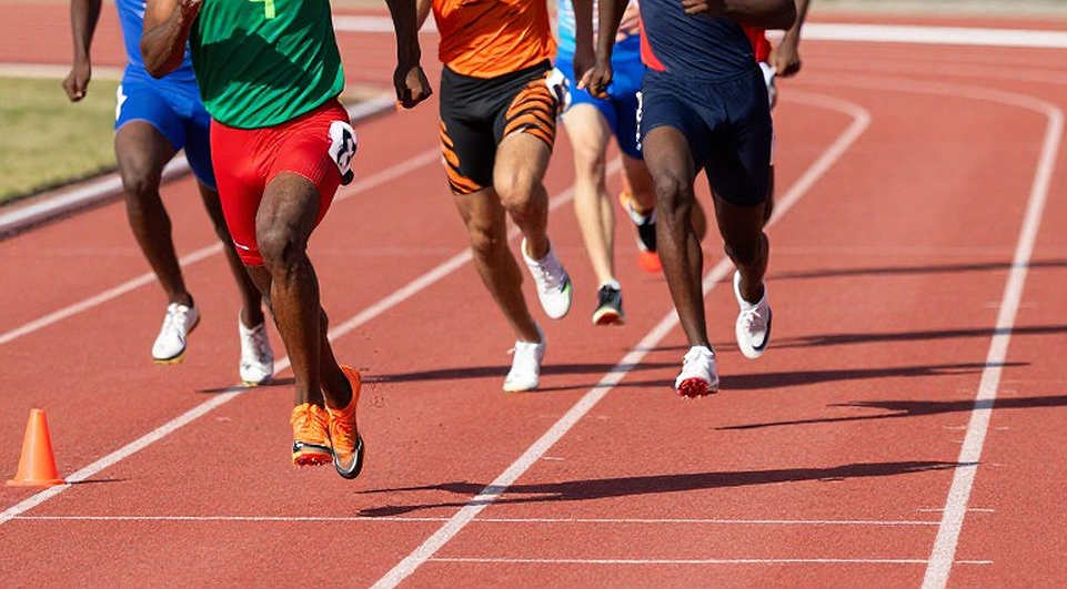 Đêm mở màn Budapest: 12:59.24, một vết sẹo gân Achilles và cái bẫy của luật hai lần ném